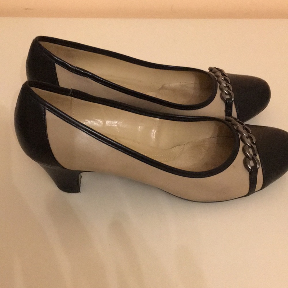 Women's Naturalizer Heels with Chain Accent - Picture 2 of 5
